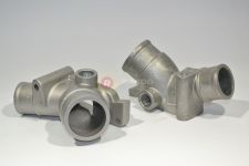 Патрубок переходник от водяного насоса к термостату HOWO металл